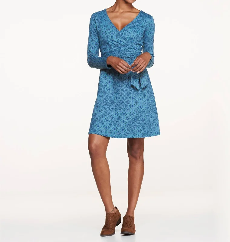 Cue Wrap Dress In Big Sky Vine